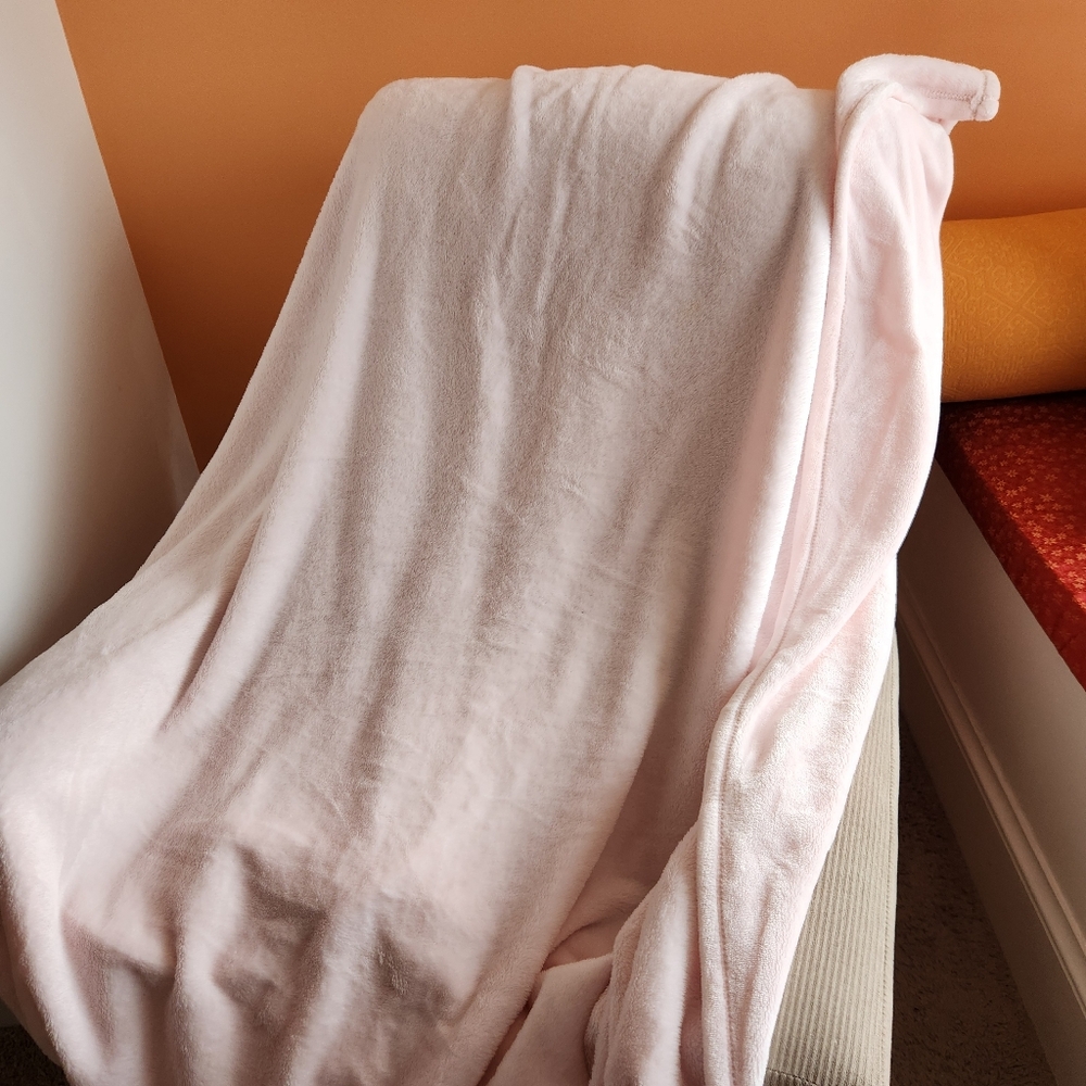 KATE SPADE New York Decorative Throw Pink Soft Blanket Cozy Home 50 x 70 - Picture 3 of 4
